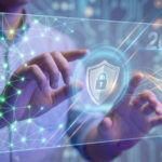 Une personne interagit avec une interface holographique affichant un bouclier de protection numérique et l'année 2026.